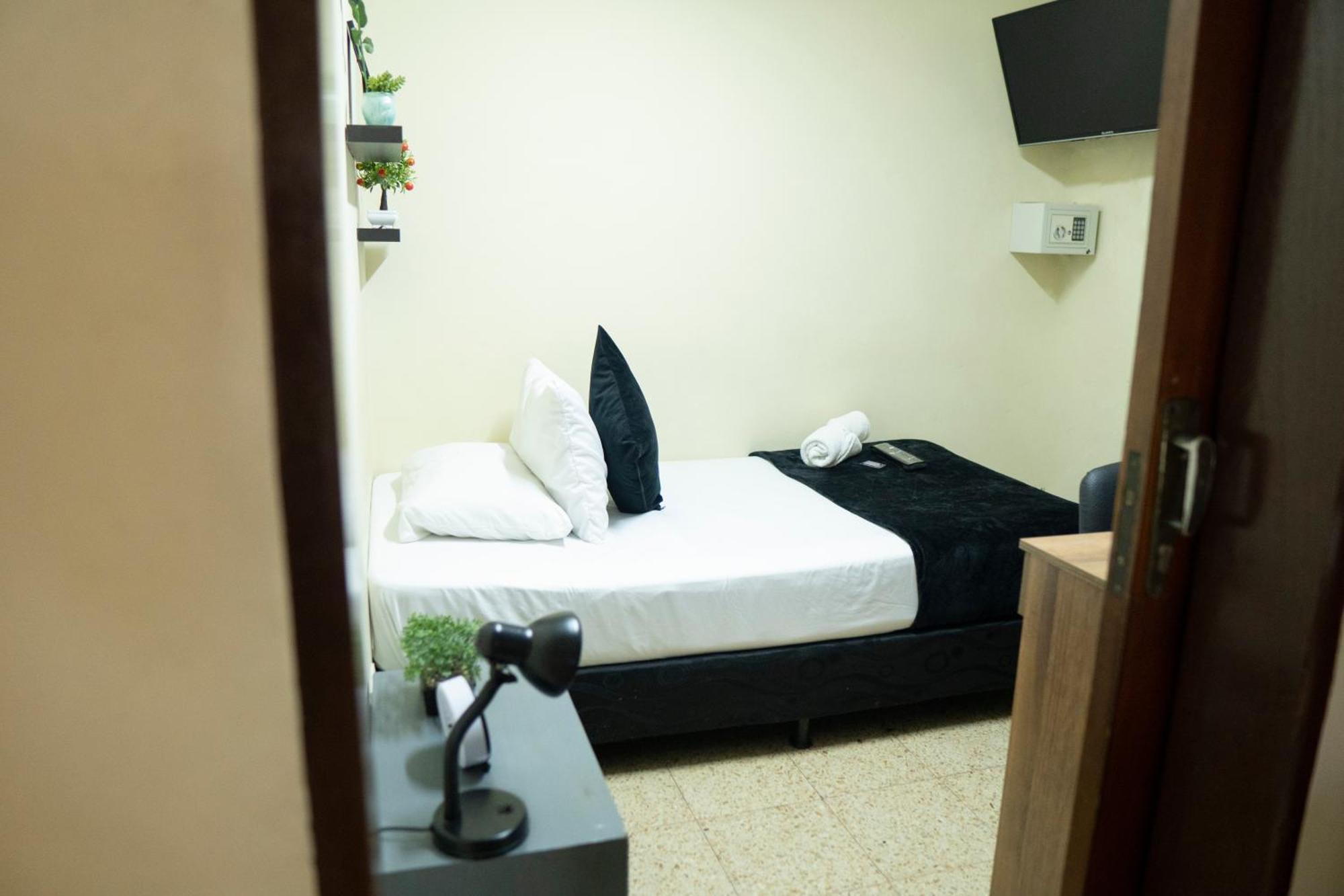 Buntes House-Casa Hotel Laureles-Estadio เมเดยิน ภายนอก รูปภาพ